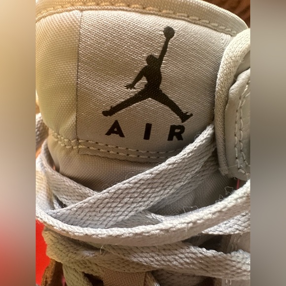 Air Jordan 1 Mid GS Wolf Grey
Pink Kid's - Picture 8 of 8